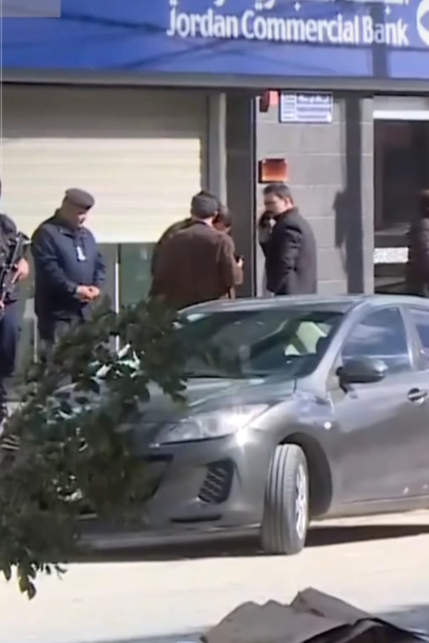 تواجد امني مكثف في محيط بنك تعرض لسطو مسلح في المفرق.. فيديو