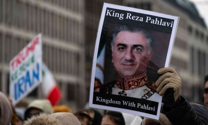 واشنطن بوست: المعارضة الإيرانية تواجه قمع الداخل وانقسامات رموزها بالخارج وشك بزعامة نجل الشاه المخلوع