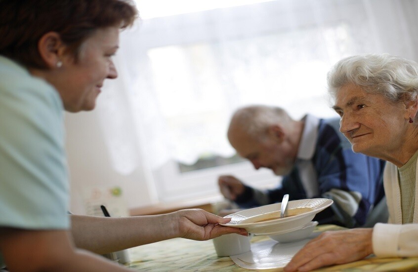 أطعمة تزيد من خطر الإصابة بالسرطان بعد سن الخمسين