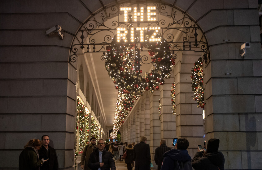 فأر على مائدة الخمس نجوم.. واقعة محرجة بفندق شهير في لندن (فيديو)