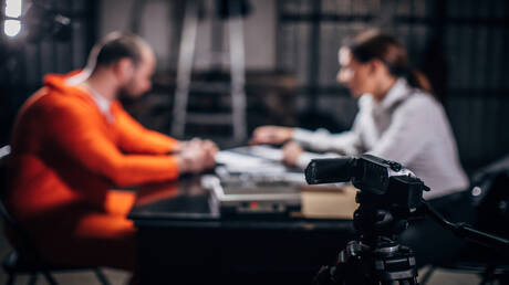 مارست فعلا جنسيا مع سجين والكاميرا على جسدها.. حارسة سجن بريطانية تدخل الزنزانة