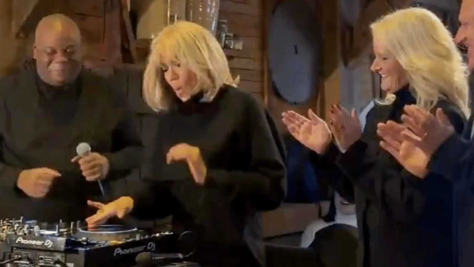 بريجيت ماكرون تلفت الأنظار بوصلة رقص ودي جي في ديزني لاند باريس (فيديو)