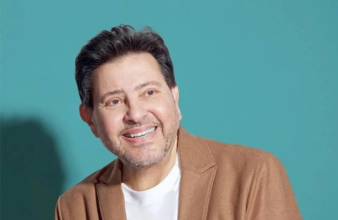 هاني شاكر يجري عملية دقيقة في العمود الفقري.. ما طبيعة حالته؟