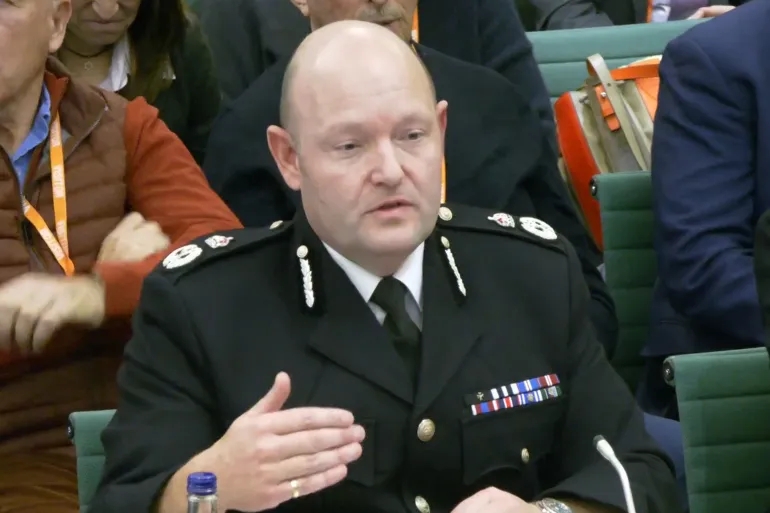 استقالة قائد الشرطة البريطانية بسبب جماهير مكابي تل أبيب