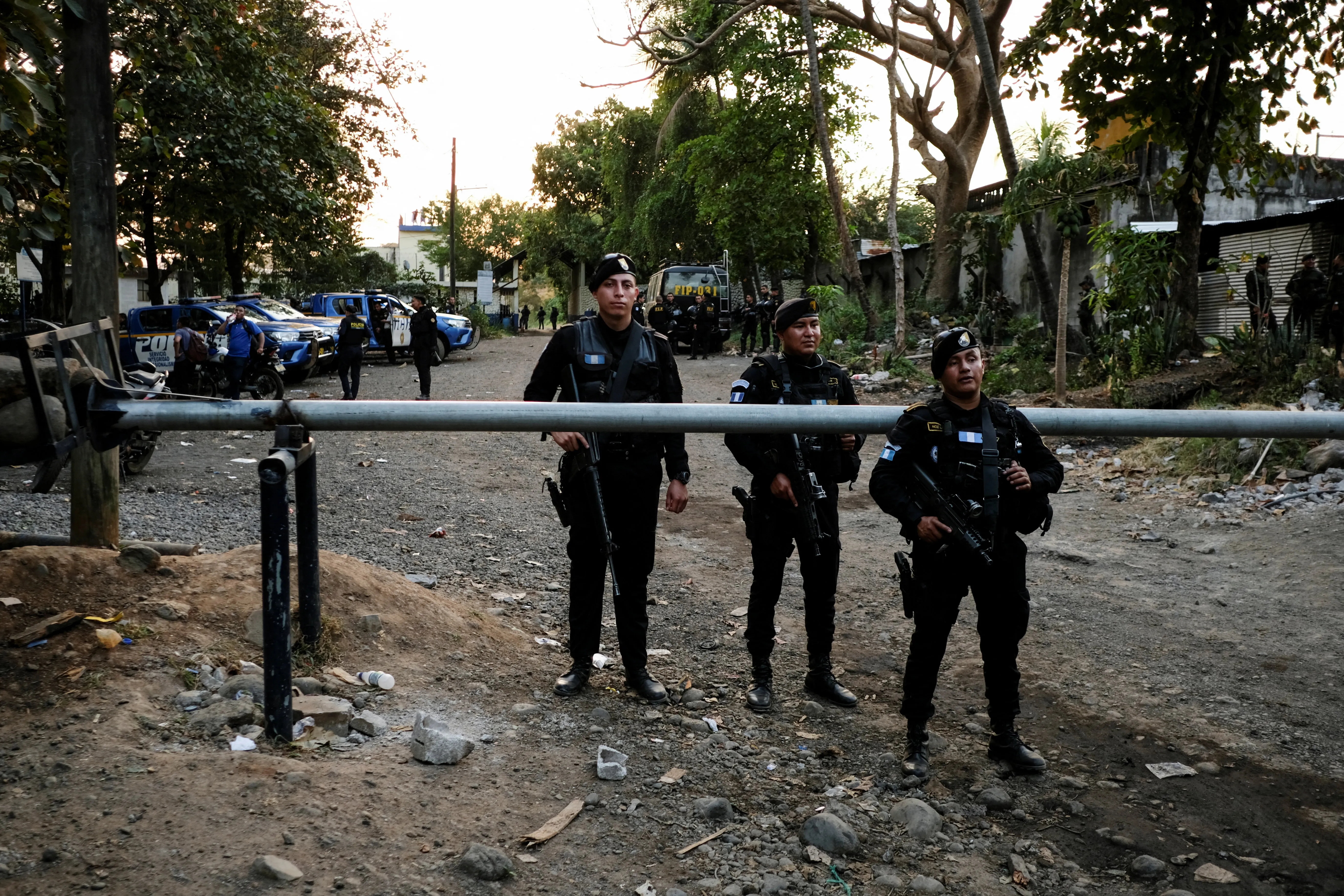 شغب وتمرد في 3 سجون بغواتيمالا والسجناء يحتجزون عشرات الرهائن