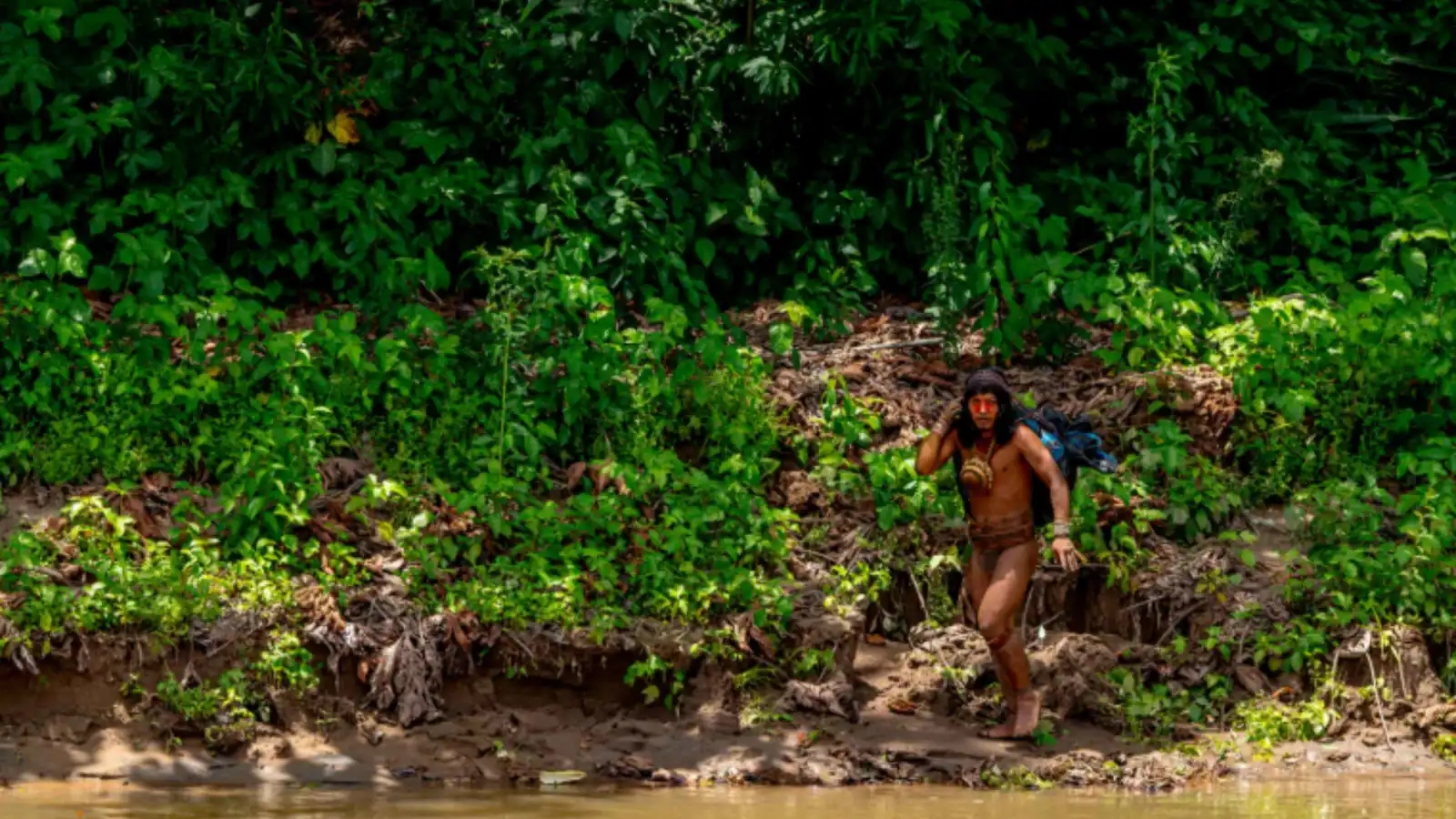 لأول مرة.. لقطات واضحة تظهر وجوه وأسلحة قبيلة منعزلة