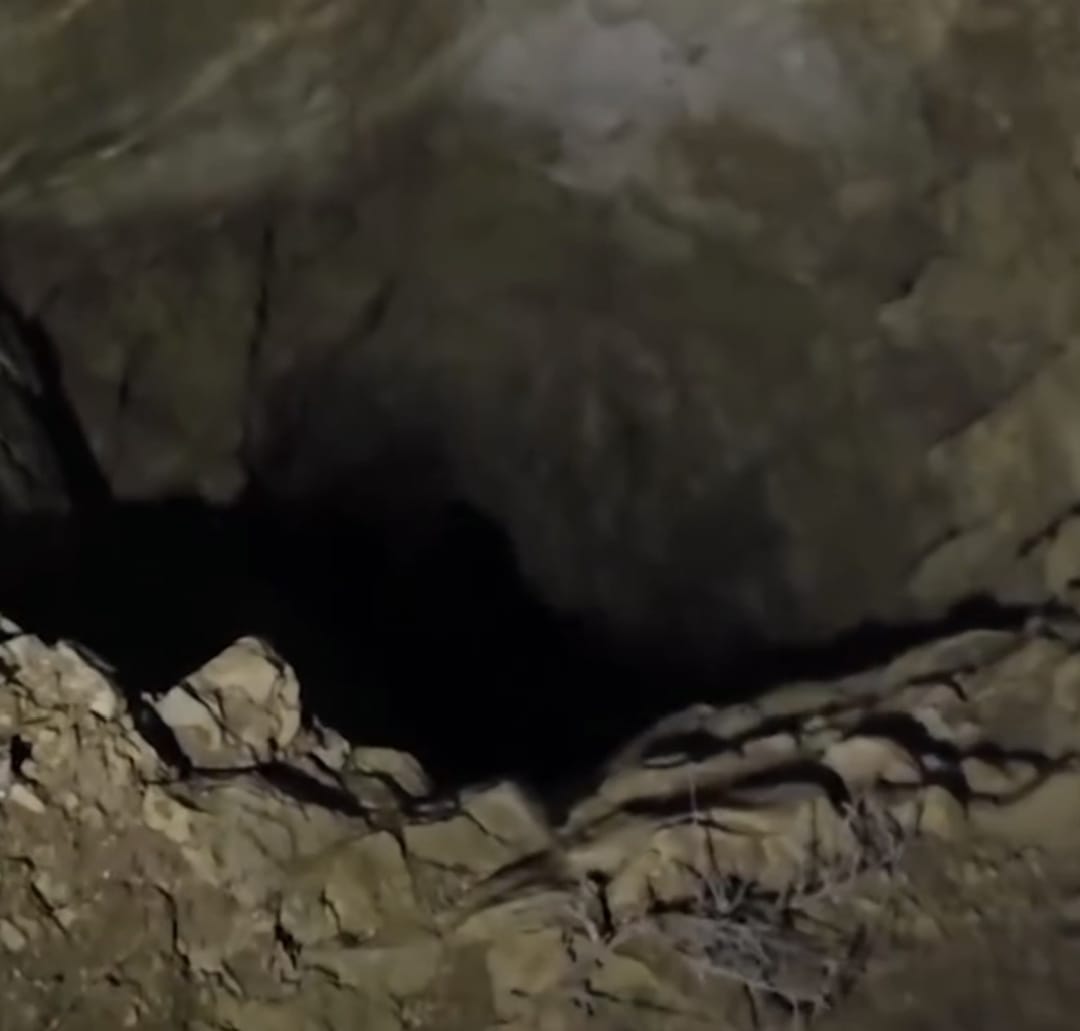 حفرة بعمق 40 متر تهدد الأرواح.. رسالة تحذير للباحثين عن الذهب (فيديو)