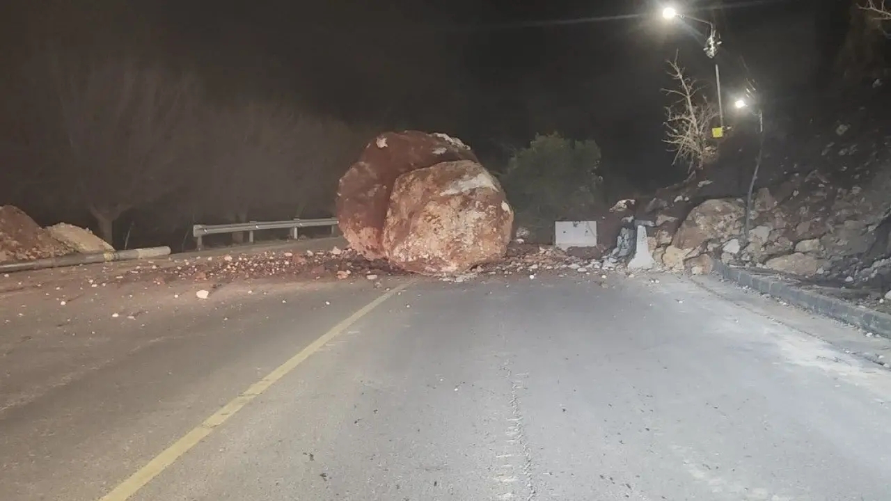 سقوط صخرة كبيرة على الطريق الرئيسي بمنطقة بدر واعاقة جزئية لحركة السير