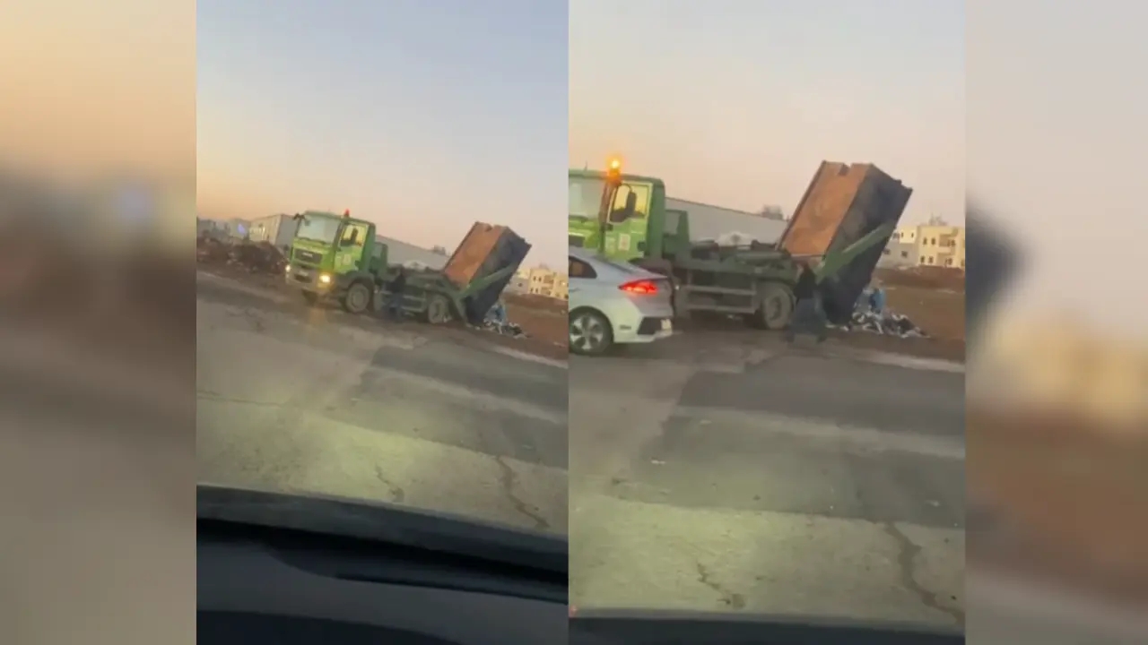 شاحنة لأمانة عمان تلقي نفايات بمكان عام.. تفاصيل