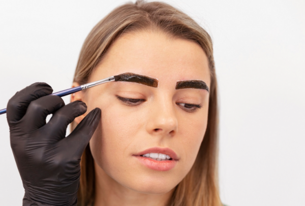 وصفات طبيعية لصبغ الحواجب بطرق آمنة وسهلة في المنزل