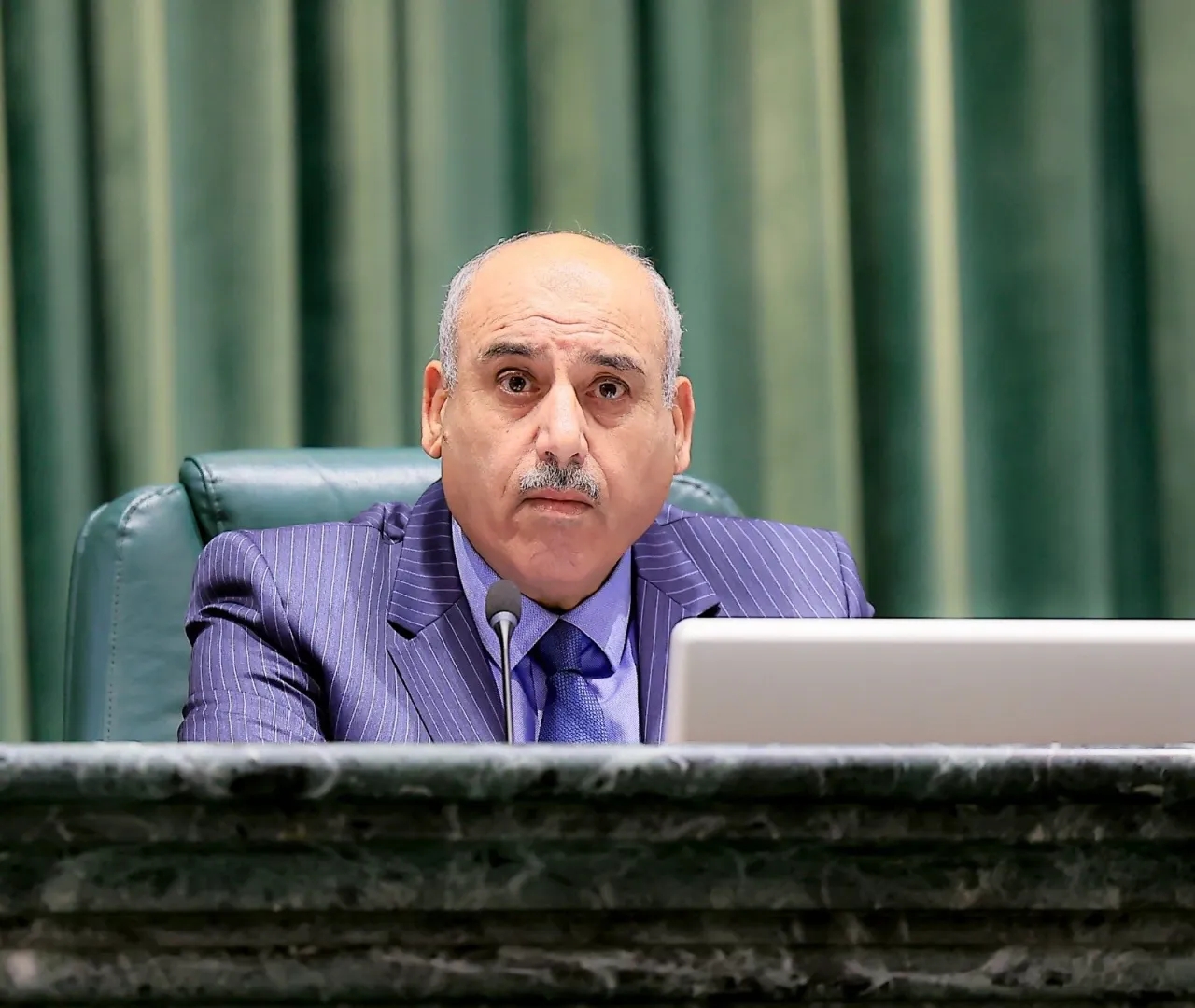 القاضي للنائب الجبور: (بلاش تلف عالوزراء)