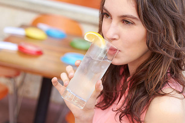 الماء البارد لإنقاص الوزن.. خرافة أم حقيقة صحية؟