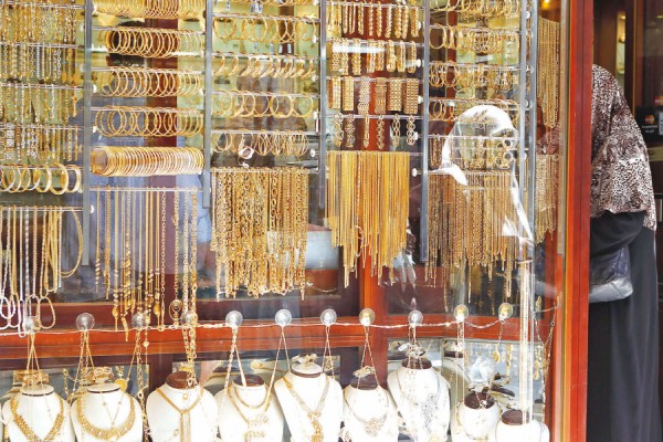 ارتفاع الذهب 70 والفضة 200 منذ بداية 2025