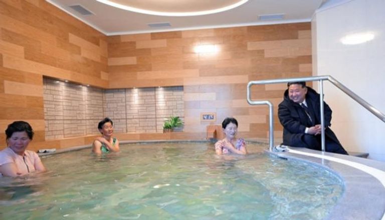 «لم تعد قذرة».. كيم يختبر «ينابيع أونبو الحارة» (فيديو)