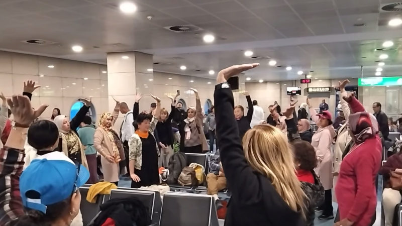 تأخر رحلة جوية يحوّل مطار القاهرة إلى ساحة تمارين صينية (فيديو)