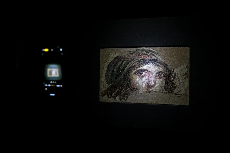 الفتاة الغجرية تسحر آلاف الزوار في أكبر متحف للفسيفساء بتركيا