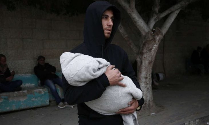 غزة.. البرد والتلوث يخطفان رضيعا انتظرته عائلته 17 عاما