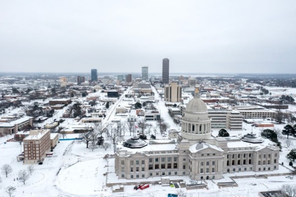 عاصفة قوية تضرب الولايات المتحدة بالثلوج والأمطار المتجمدة