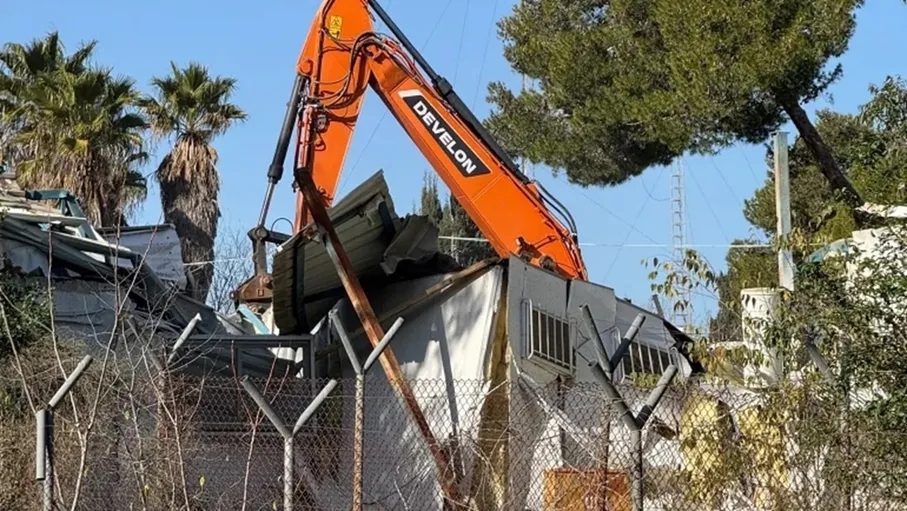 إضرام النار في مقر الأونروا في القدس الشرقية بعد تعرضه للهدم