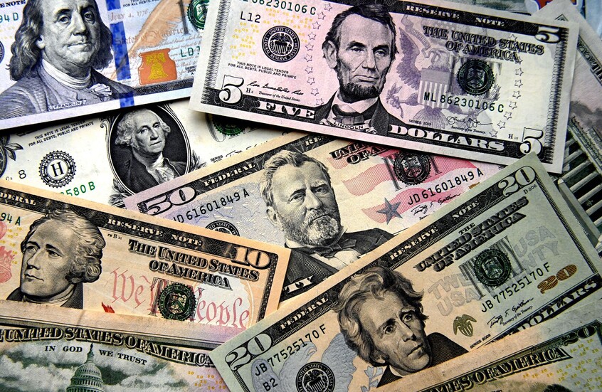 بلومبرغ: المضاربون يراهنون بمبالغ قياسية على انهيار الدولار