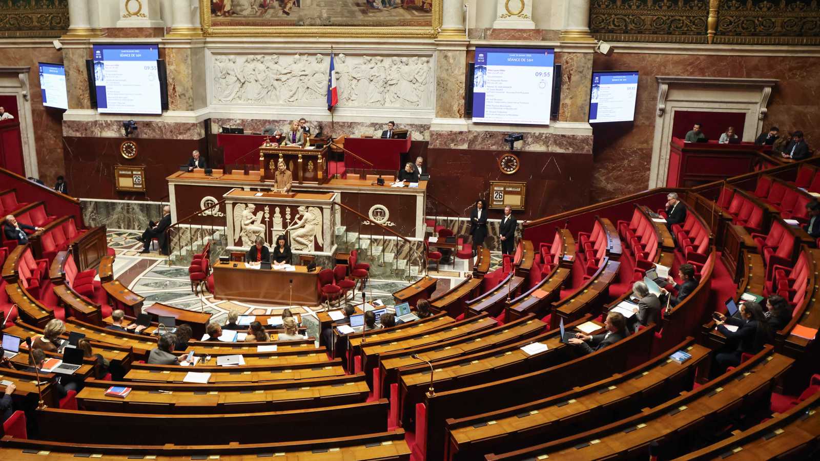 فرنسا تقر قانوناً يلزم منصات التواصل بحذف حسابات الأطفال