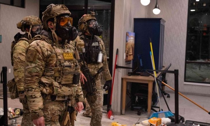 “جنون مطلق”.. توثيق 2300 حالة احتجاز غير قانوني على يد شرطة الهجرة الأمريكية