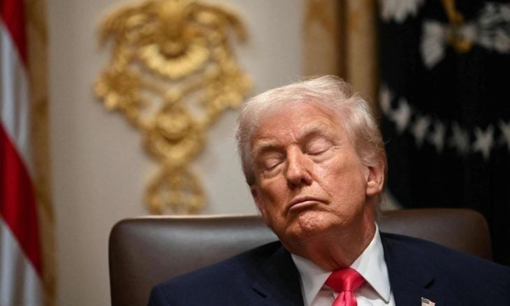 ترامب عن إغماض عينيه خلال اجتماعات الحكومة: “مملّة إلى حدّ الجحيم”