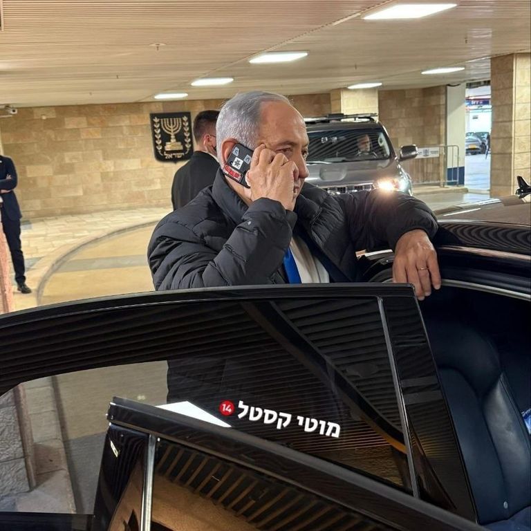 هاتف «أعمى» في يد نتنياهو يثير الغموض