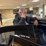 هاتف «أعمى» في يد نتنياهو يثير الغموض