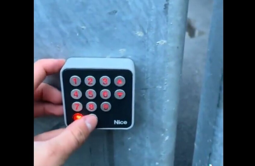 كلمة السر مكتوبة على الباب!.. إنكليزي يتسلل بغرابة إلى ملعب إيطالي (فيديو)