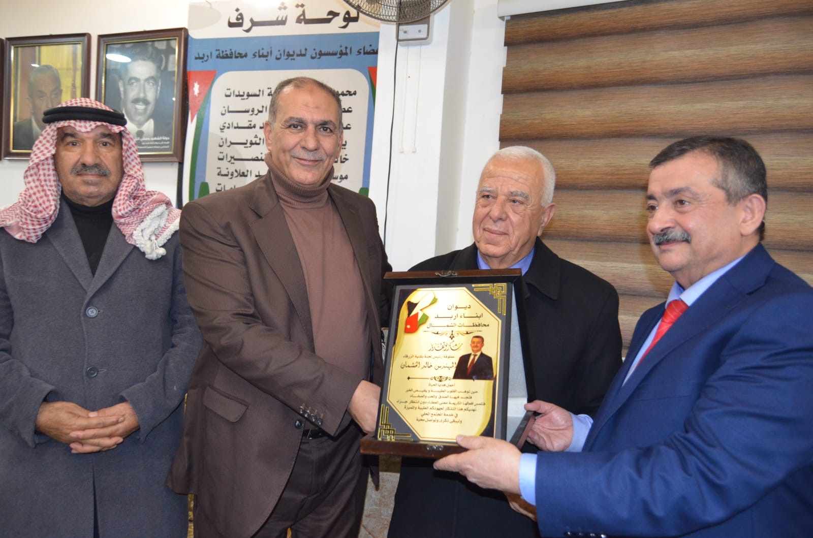 ديوان أبناء محافظة إربد في الزرقاء يكرّم الخشمان.. والحضور يطالب الحكومة بتعيين رؤساء البلديات