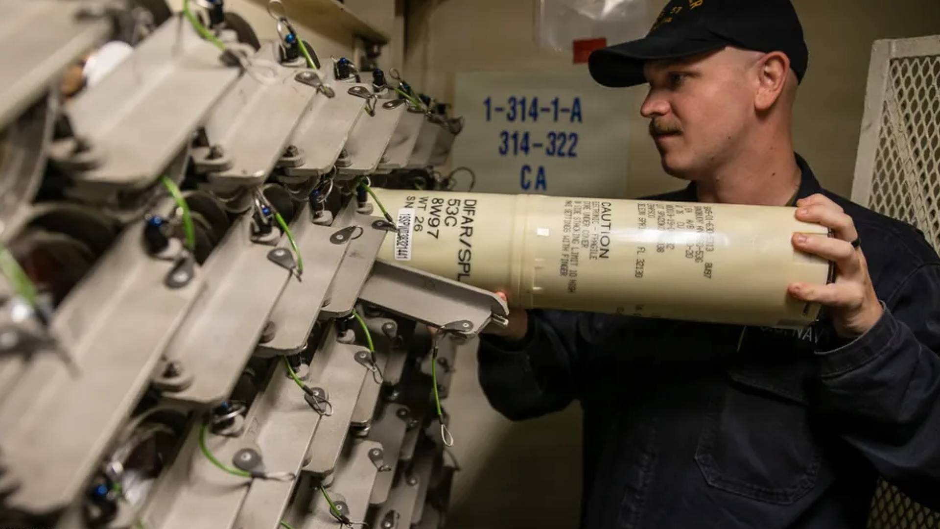 الجيش الأميركي ينشر صور مدمرة في عرض البحر لإرسال رسالة لإيران