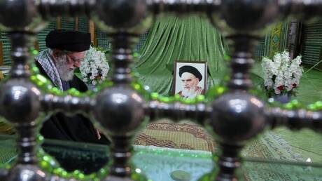 خامنئي يزور مرقد الإمام الخميني