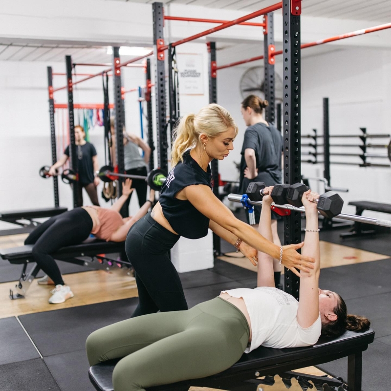 تمرين شائع في الصالات الرياضية قد يدمر كتفيك