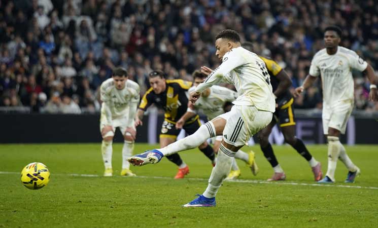 ريال مدريد يصالح جماهيره بفوز بشق الأنفس أمام فاييكانو في الدوري الإسباني