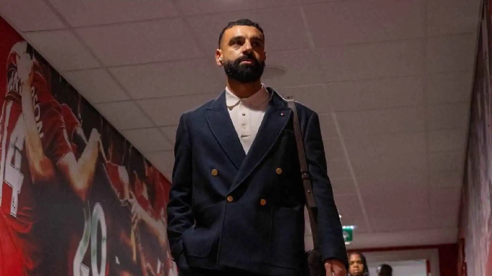 يبدو كـسائق قطار.. سخرية من ملابس محمد صلاح (صور)