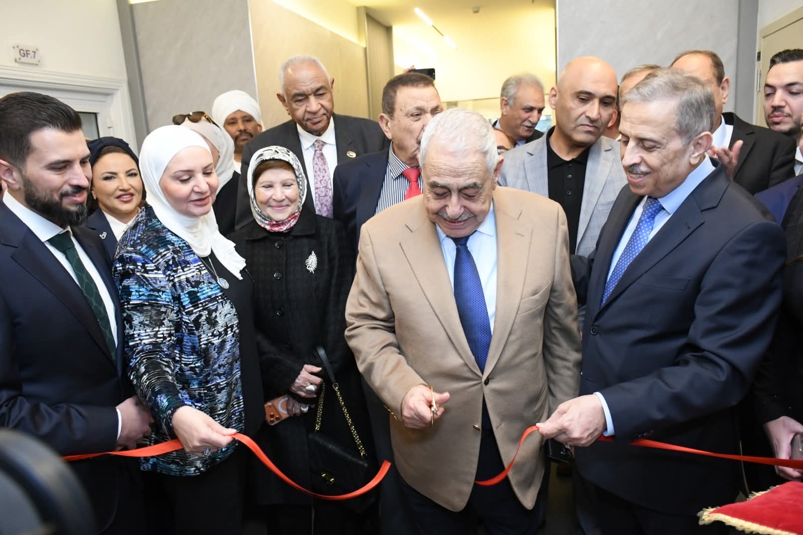 طارق نجل د.فوزي الحموري يفتتح عيادته جراحة الكلى والمسالك البولية بالروبوت
