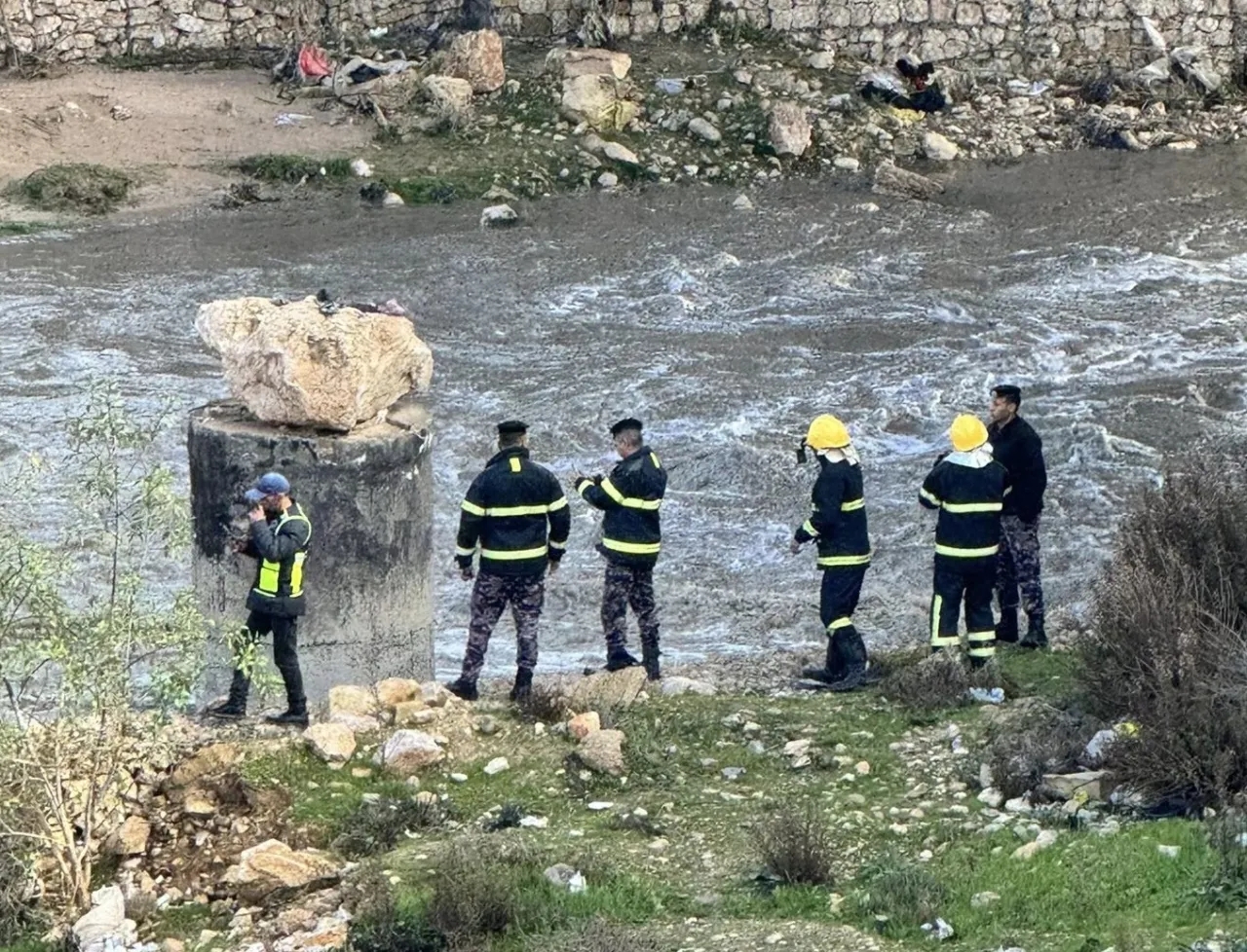 بلاغ بسقوط شخص في سيل الزرقاء والبحث جارٍ