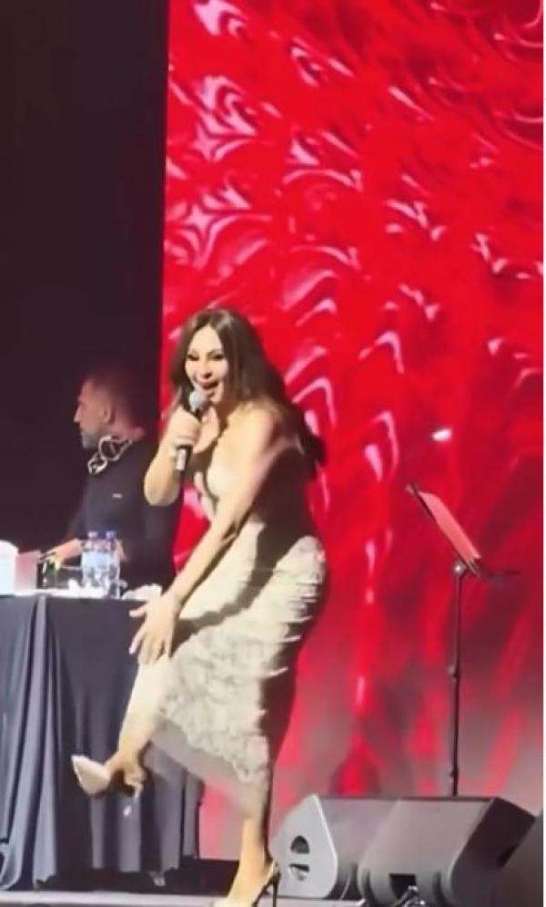 إليسا تتعثر على المسرح وتتعرض للإصابة في قدمها