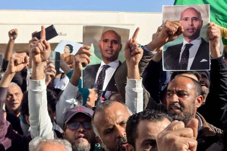 المئات يشيعون جثمان سيف الإسلام القذافي بمدينة بني وليد