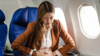 لماذا يسبب السفر بالطائرة غازات وانتفاخًا؟