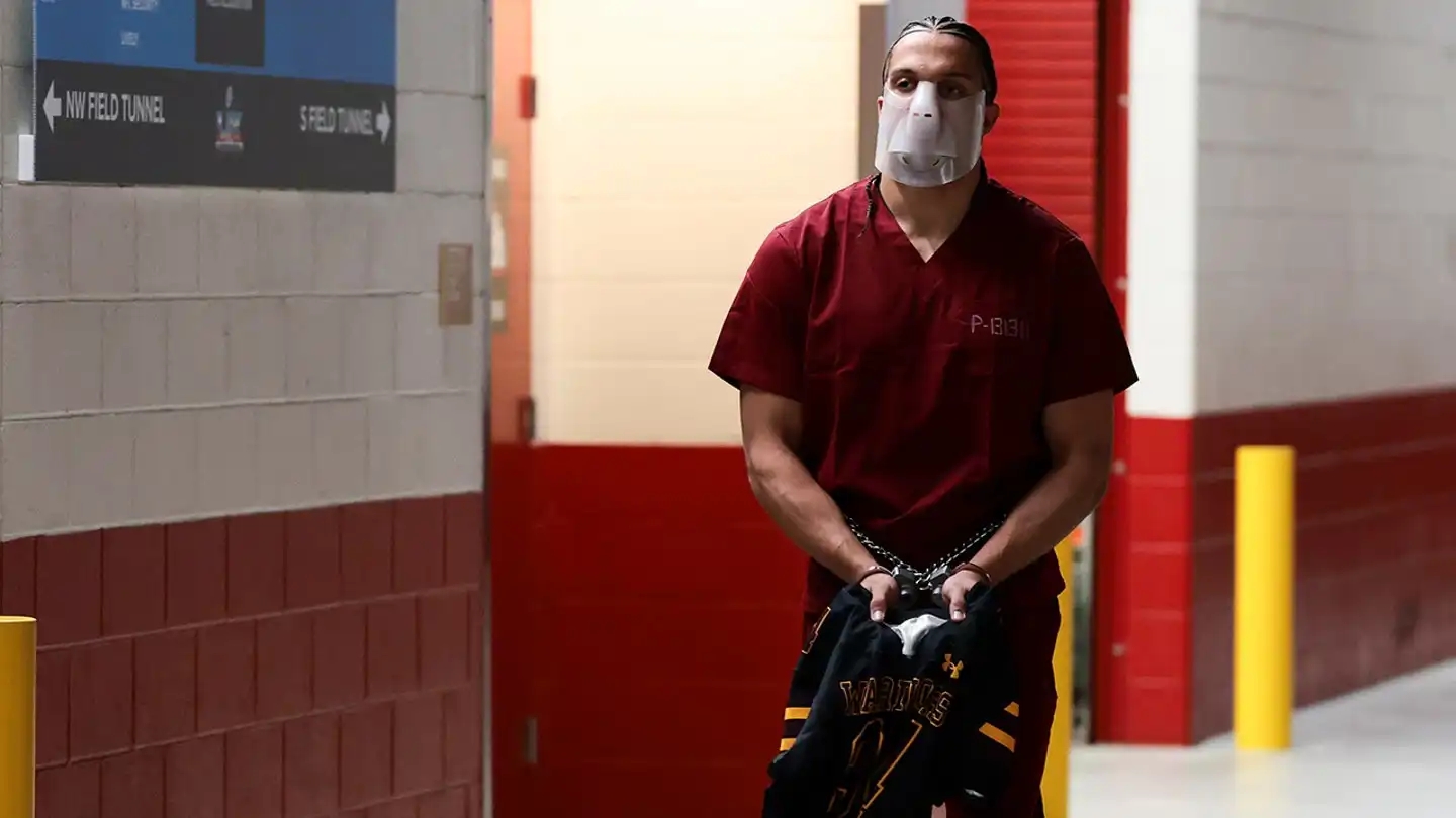 مكبلا وحافيًا.. سر الظهور الصادم لهذا اللاعب في نهائي السوبر بول (فيديو)