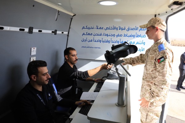 فتح حسابات وتوزيع بطاقات الصراف الآلي للمكلفين بخدمة العلم