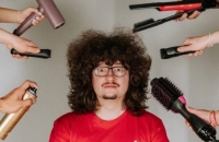 يبدو أنه لن يحلق شعره طوال حياته.. مانشستر يونايتد يخيب أمل مشجع (فيديو)