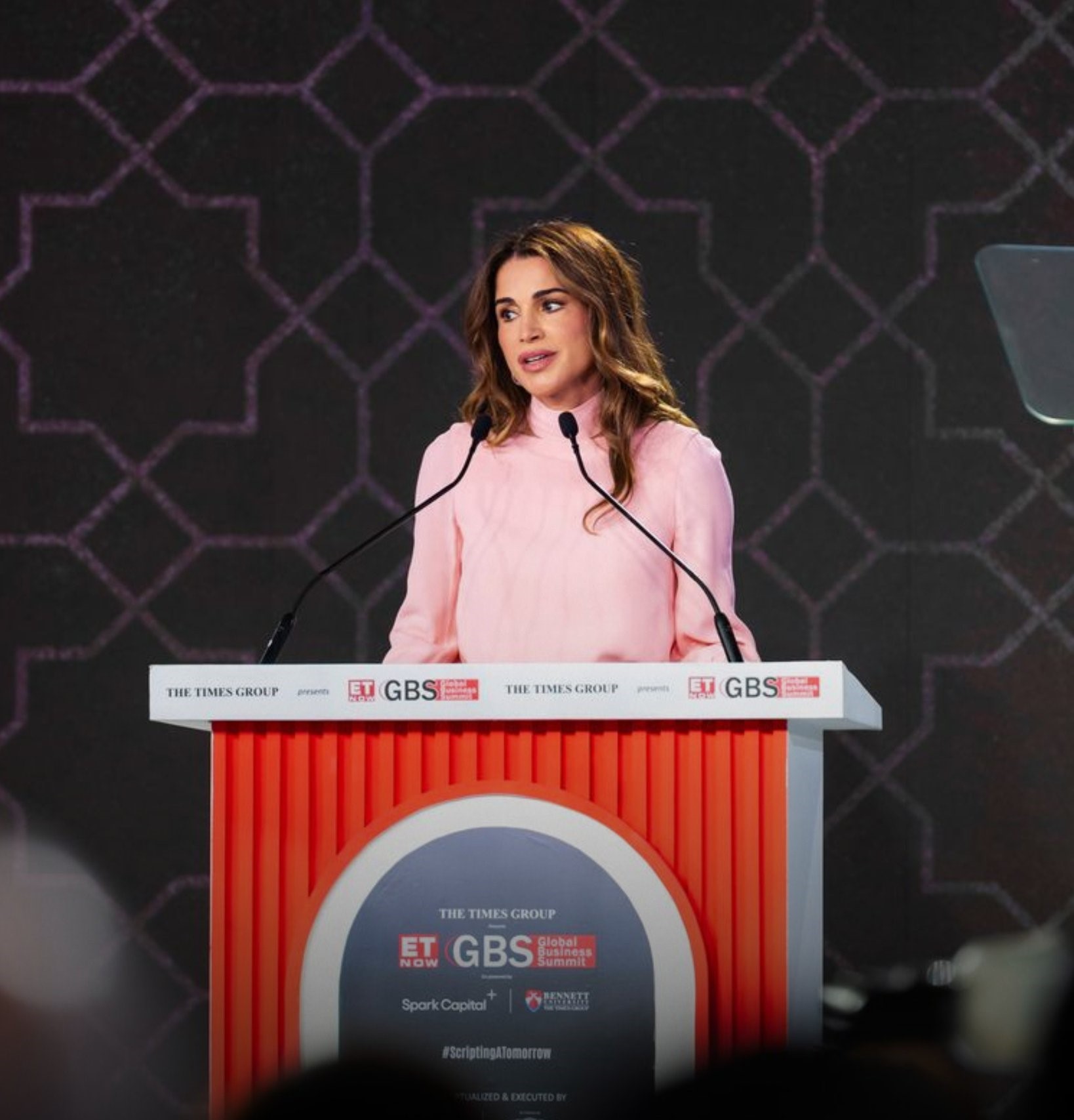 الملكة رانيا في قمة الأعمال العالمية بالهند: الأردن يقف شامخاً بمبادئه وقيمه