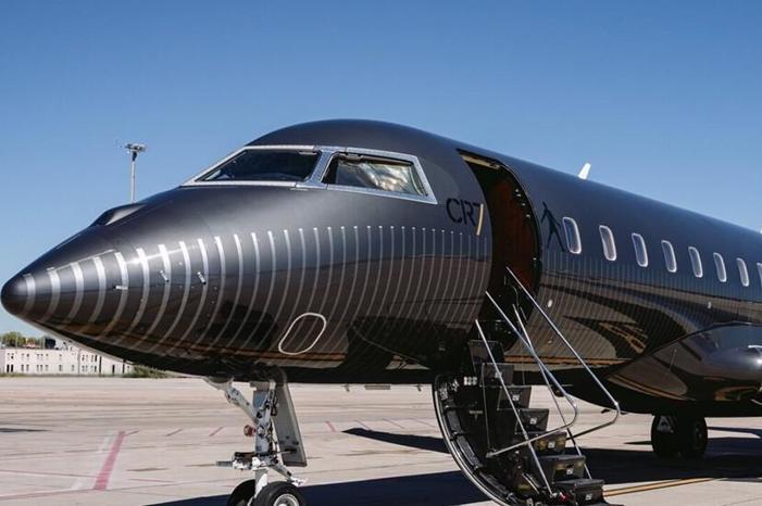 هبوط طائرة كريستيانو رونالدو في بولندا يثير التساؤلات