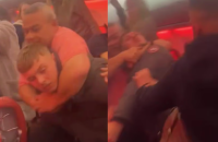 مشاهد صادمة.. مقصورة طائرة تتحول إلى حلبة مصارعة بين الركاب! (فيديو)