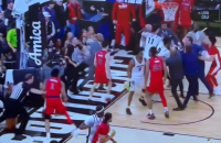 شجار عنيف في مباراة لكرة السلة الأمريكية ينتهي بطرد 6 لاعبين ودخول الشرطة إلى الملعب (فيديو)