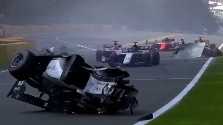 حادث تصادم يُخرج 20 سيارة من سباق في أميركا (فيديو)