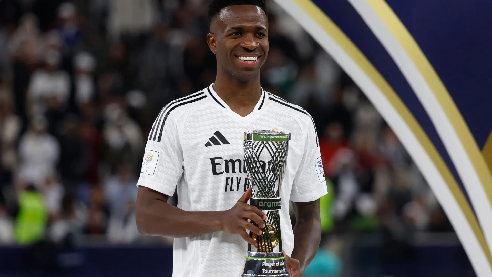 هكذا دعم مبابي زميله فينيسيوس بعد مزاعم تعرضه لـإساءة عنصرية بمواجهة بنفيكا